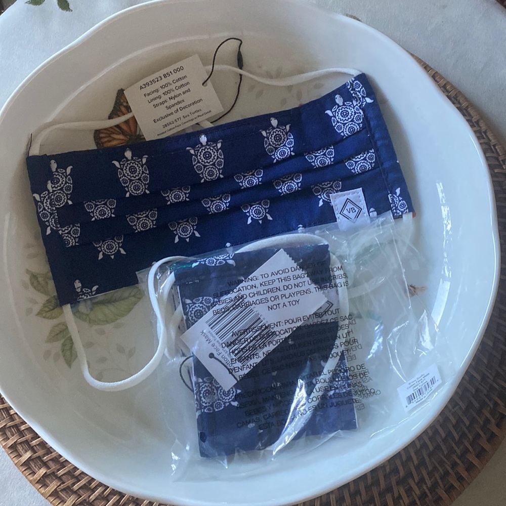 🌻SALE🌻RARE PLEATED Mask in SEA TURTLES by Vera Bradley